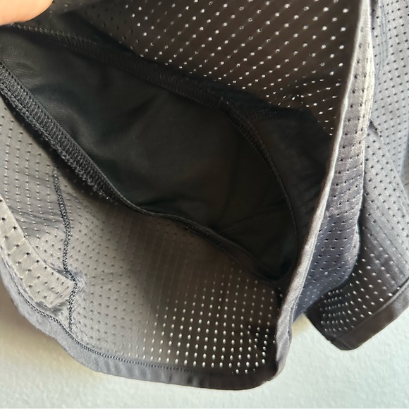 Lululemon black mesh workout shorts size 4 - Picture 5 of 5